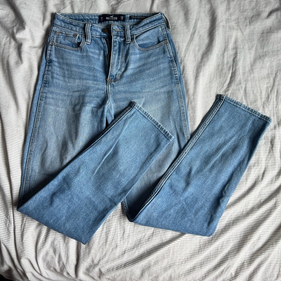 HOLLISTER ultra high-rise mom jean 💙 - Picture 1 of 4